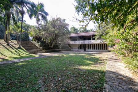 Casa à venda com 5 quartos, sendo 3 suítes, no condomínio Chácara Flora, São Paulo - SP