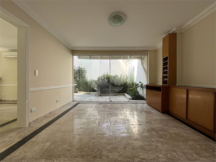 Casa para alugar com 4 quartos, sendo 2 suítes, no condomínio Porto Fino, São Paulo - SP