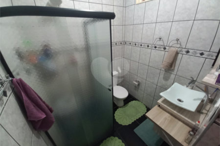 Casa Térrea com 3 dormitórios, sendo 1 suíte.