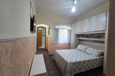 Casa à venda com 4 quartos, sendo 1 suíte, em Vila Paulo Silas, São Paulo, SP