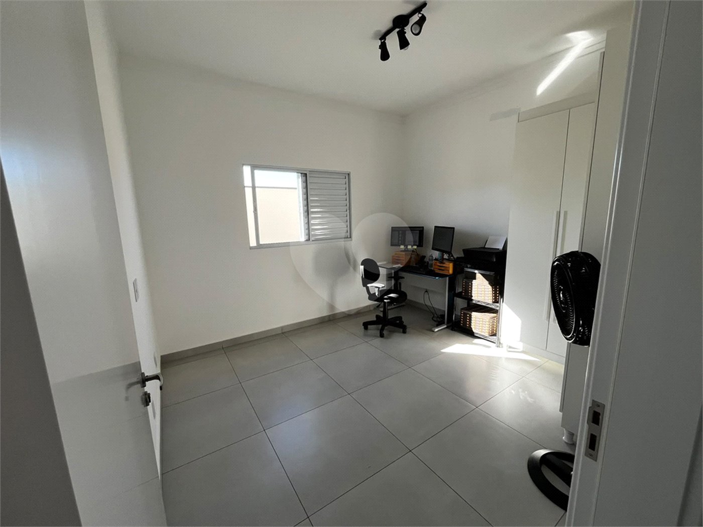 Casa à venda com 3 quartos, sendo 1 suíte, no condomínio Residencial Golden Ville, Itapetininga - SP