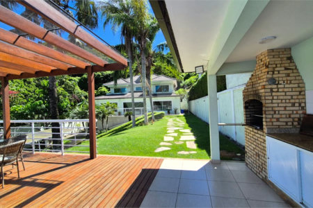 Casa à venda com 6 quartos, sendo 4 suítes, em Ferradura, Armação dos Búzios, RJ