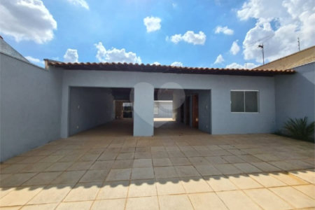 Casa à venda com 3 dormitórios, sendo 1 suite e ampla área de lazer no Jardim Brasil