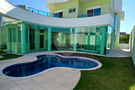 Casa à venda com 3 suítes no condomínio Figueira Garden, Atibaia - SP