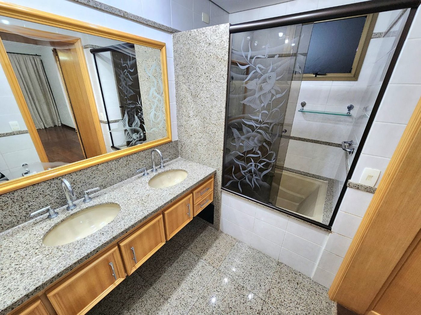 Apartamento Alto Padrão Frente Mar com 4 Dormitórios, 3 Suítes e 3 Vagas na Orla de Santos