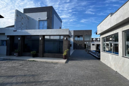 Casa à venda com 8 quartos, sendo 2 suítes, em Flórida, Praia Grande, SP