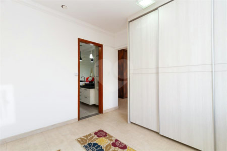 Casa Sobrado à venda com 342 m², 3 dormitórios, sendo 2 suítes, 4 vagas na Vila Mariana - São Paulo.