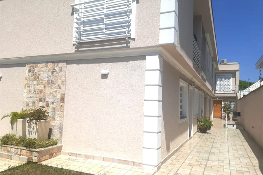 Casa à venda com 3 quartos, sendo 1 suíte, no condomínio Apeu, São Paulo - SP