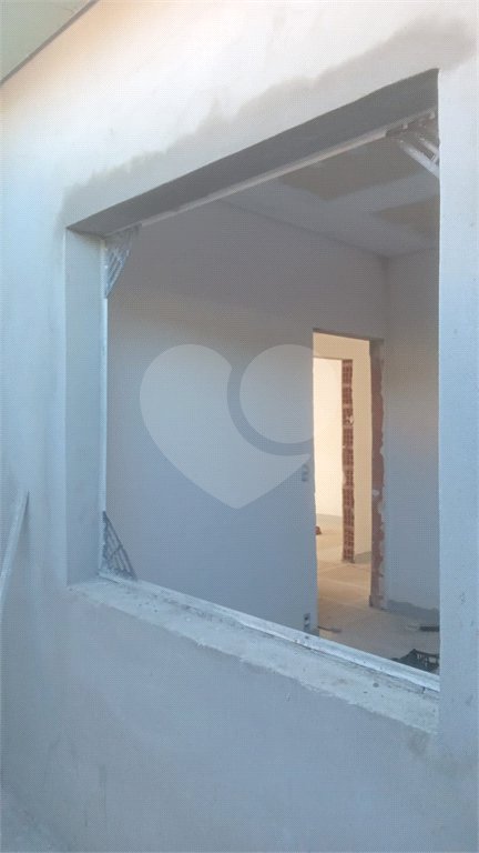 Casa à venda com 3 quartos, sendo 1 suíte,  no condomínio Residencial Club Entresseras, Santa Isabel - SP