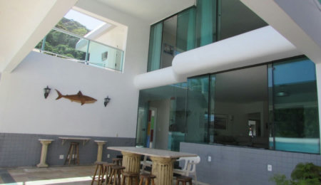 Casa de Alto Padrão com 5 Suítes e Lazer Completo– Guarujá