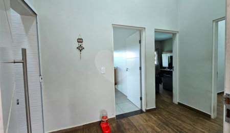 Casa à venda com 4 quartos, sendo 1 suíte,  no condomínio Jardim Shangri-lá, Atibaia - SP