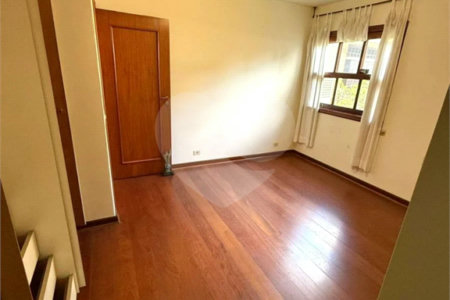 Sobrado à venda com 5 quartos, sendo 3 suítes,  em Jardim Leonor, São Paulo, SP