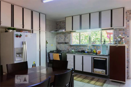Casa à venda com 3 quartos, sendo 1 suíte, em Vila Universitária, São Paulo, SP