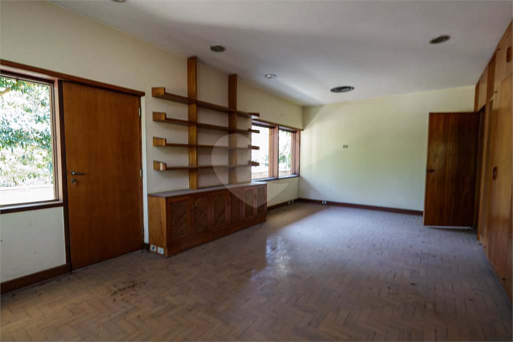 Casa à venda com 5 quartos, sendo 3 suítes, no condomínio Chácara Flora, São Paulo - SP