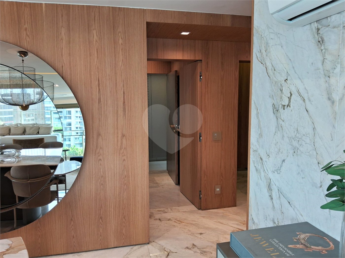 Apartamento à venda com 3 suítes em Moema, São Paulo, SP