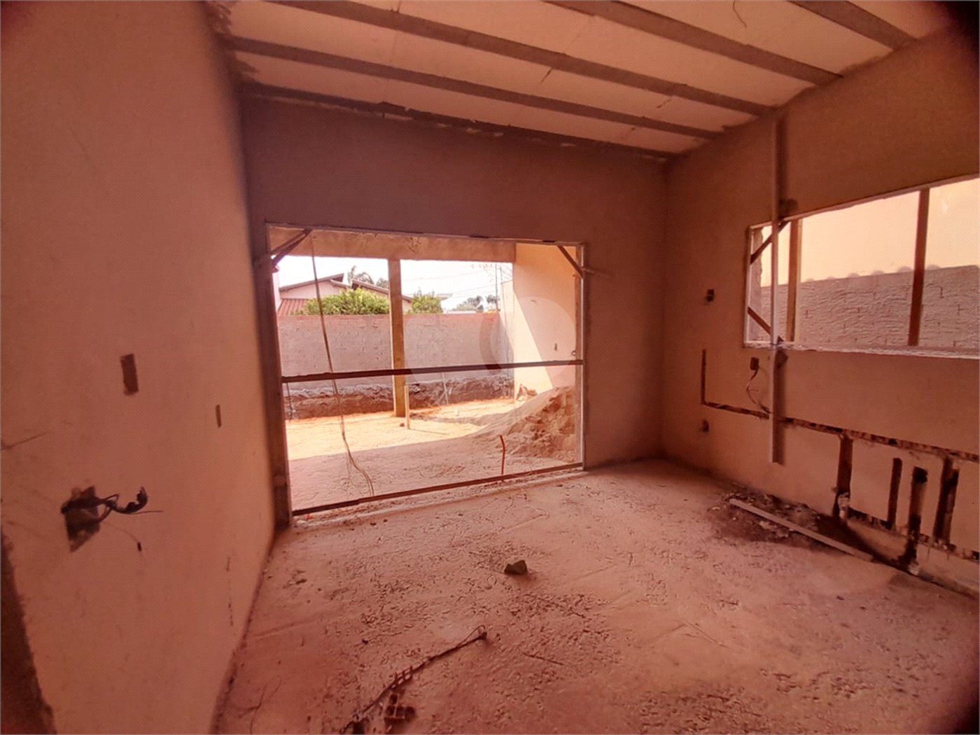 Casa em Construção com Área Gourmet e Piscina no Condomínio Damha II