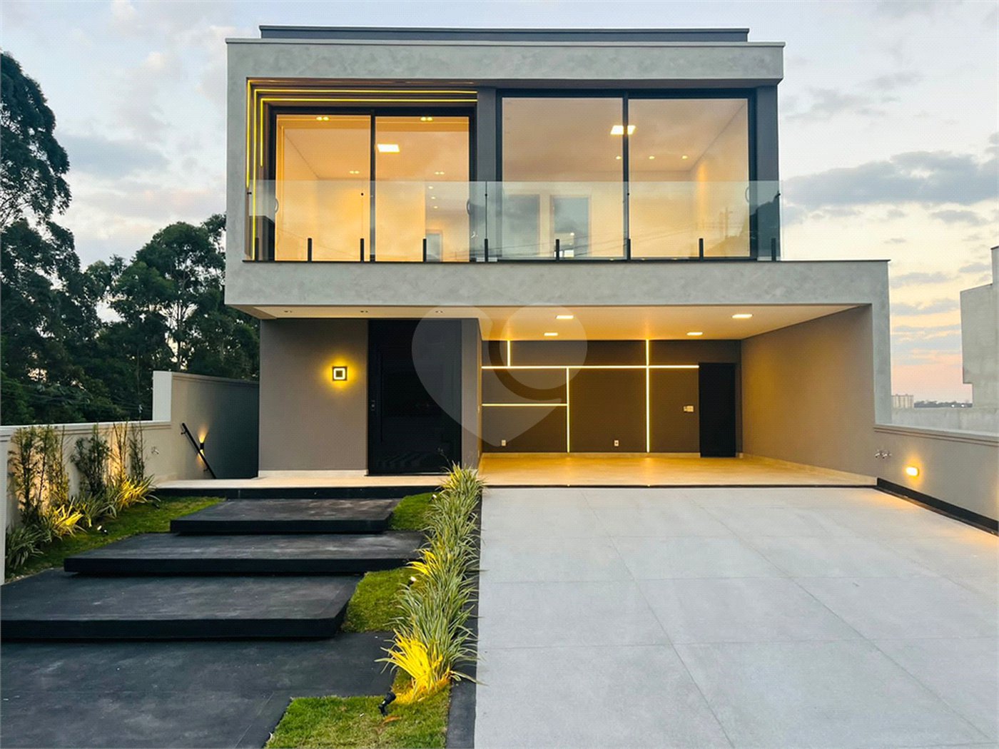 Casa à venda com 4 quartos, sendo 3 suítes, no condomínio Real Park Arujá, Arujá - SP