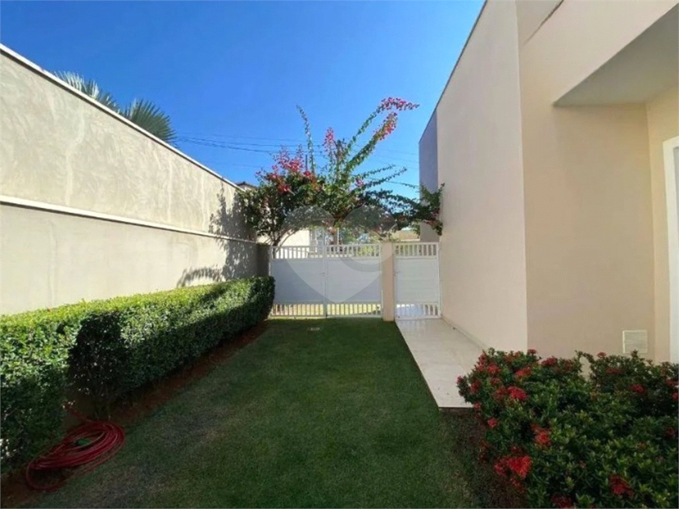 Casa à venda com 4 suítes no condomínio Ipê Velho, Vinhedo - SP