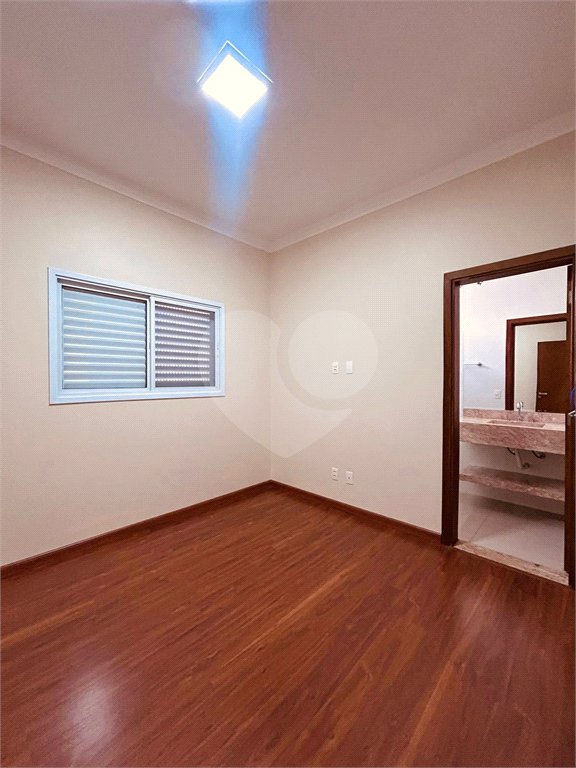 Casa à venda com 3 quartos, sendo 3 suítes, no condomínio Village Damha III, São Carlos - SP