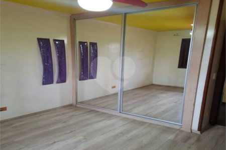 Casa à venda com 4 quartos, sendo 1 suíte, no condomínio Conjunto Residencial Green Village I, Mogi das Cruzes - SP