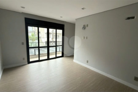 Sobrado de alto padrão no Swiss Park, totalmente reformado, com 4 suítes, piscina, elevador, espaço gourmet, 4 vagas e condomínio com lazer completo.