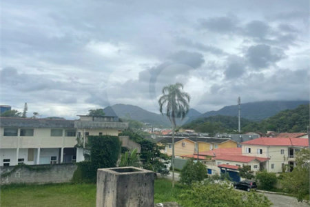 Sobrado à venda com 2 quartos, sendo 1 suíte, em Estância Balneária Hawai, Caraguatatuba, SP