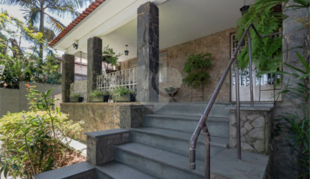 Casa à venda com 4 quartos, sendo 3 suítes, em Vila Pirajussara, São Paulo, SP