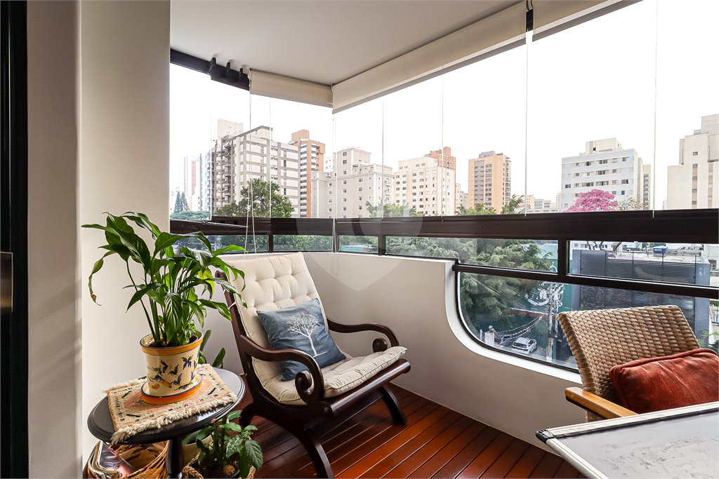 Apartamento à venda com 4 quartos, sendo 2 suítes, em Moema, São Paulo, SP