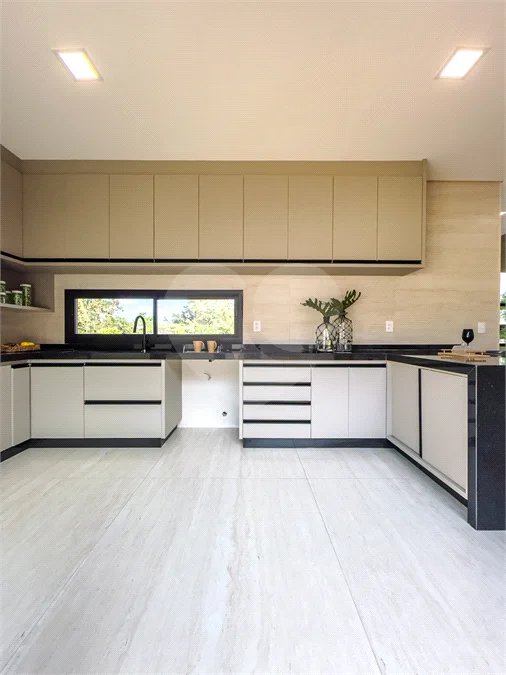 Indaiatuba - Condomínio Milano - Sobrado - 350 m² de terreno - 240 m² de área construída - 4 vagas de garagem, sendo 2 cobertas - Salas de estar e jantar integradas - 3 suítes com closet e varanda no pavimento superior - Escritório no térreo - Espaço gourmet com churrasqueira - Banheiro externo