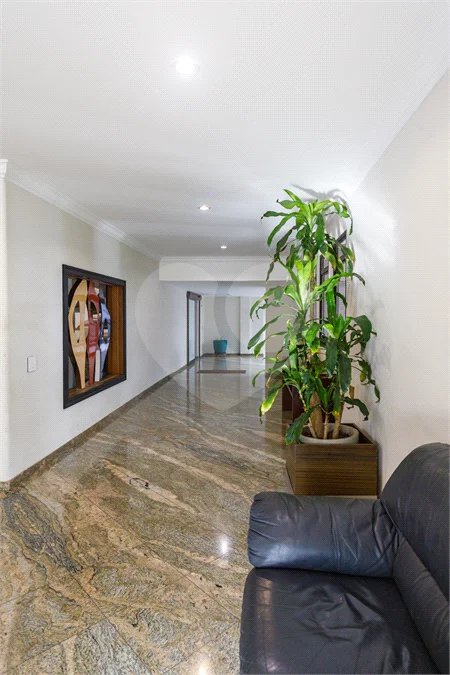 Apartamento de 149,51m2, 3 dormitórios, 1 suíte, toalete social, living 2 ambientes, 2 vagas fixas e lazer completo em Higienópolis.