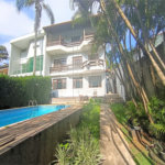 SOBRADO DE 426,0 M² COM 04 SUITES, SALÃO DE FESTAS, 06 VAGAS,06 BANHEIROS E PISCINA PARA LOCAÇÃO OU VENDA NO BARRO BRANCO