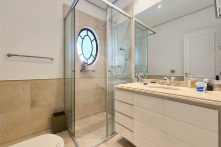 Apartamento à venda ou para alugar com 4 quartos, sendo 3 suítes, em Moema, São Paulo, SP