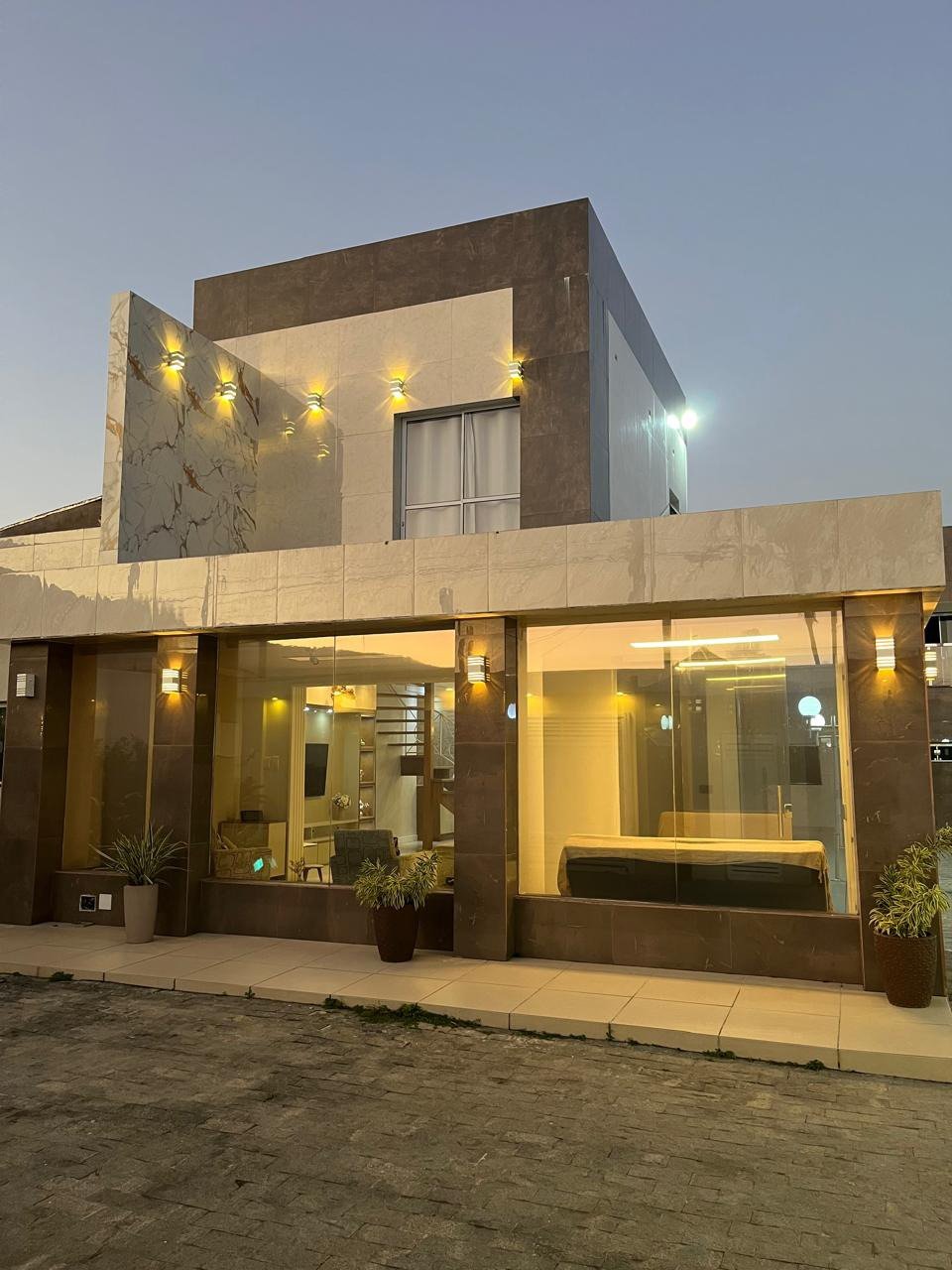 Casa à venda com 8 quartos, sendo 2 suítes, em Flórida, Praia Grande, SP
