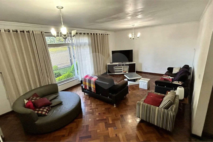 Sobrado à venda com 6 quartos, sendo 1 suíte, em Vila Madalena, São Paulo, SP