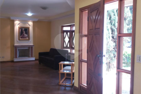Casa à venda com 4 quartos, sendo 3 suítes, no condomínio Arujá 5, Arujá - SP