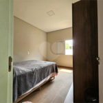 Casa à venda com 4 quartos, sendo 1 suíte,  no condomínio Jardim Shangri-lá, Atibaia - SP