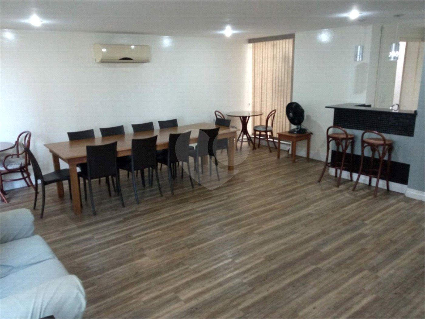 Lindo apartamento, muito bem conservado, com bom espaço interno.