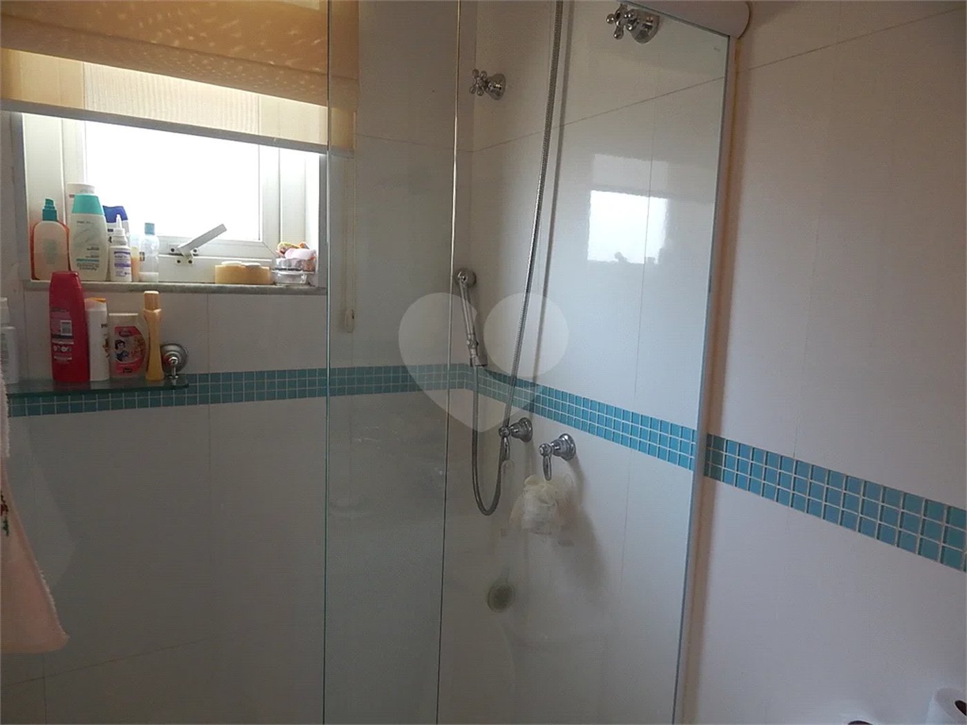 Casa em condomínio fechado no Jardim Floresta, 3 suítes, área gourmet, piscina, 4 vagas.
