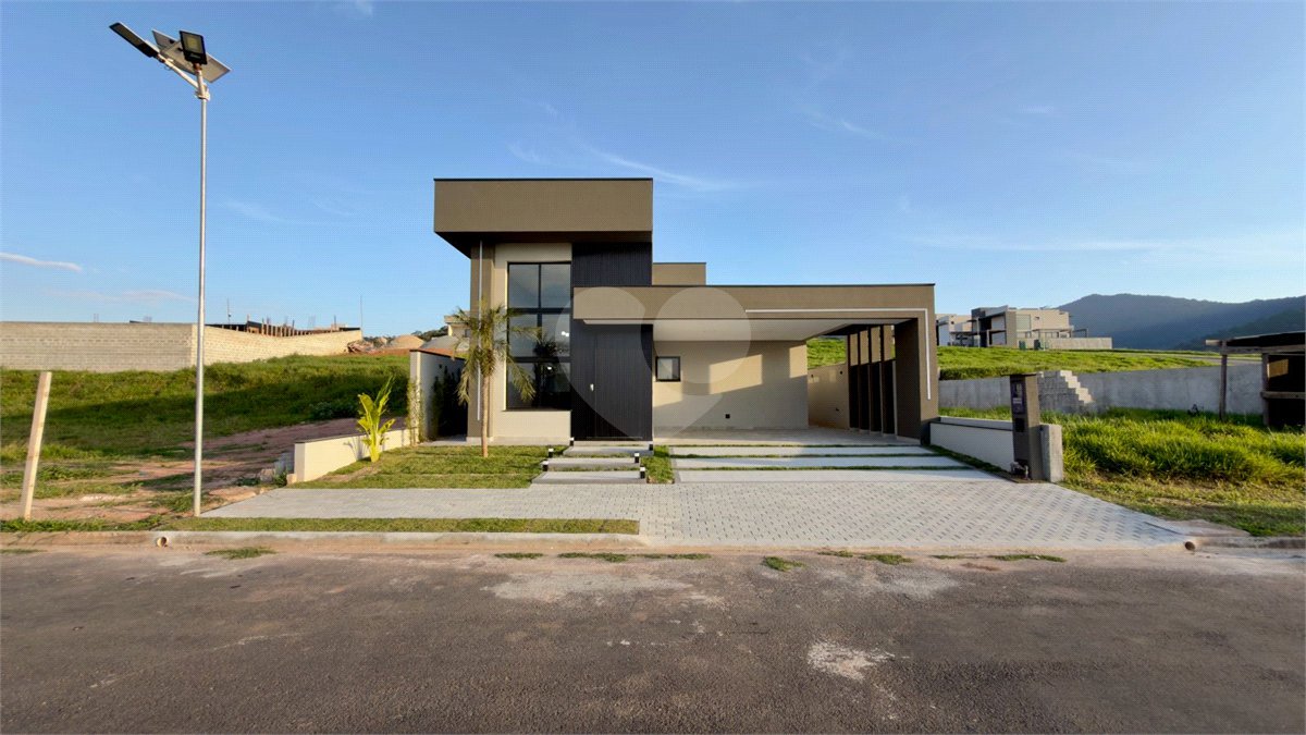 Casa térrea 3 dormitórios (3 suítes), espaço gourmet, piscina, 2 vagas garagem, condomínio fechado com ampla área lazer