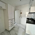Apartamento 2 dormitórios com vaga de garagem lado praia na Enseada Guarujá