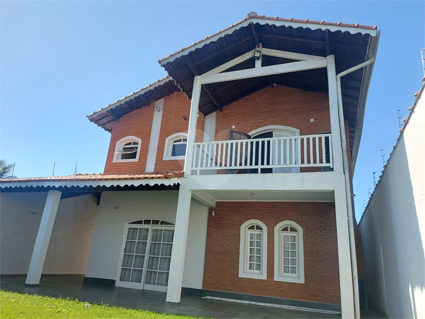 Sobrado à venda ou para alugar com 4 suítes em Balneário Arpoador, Peruíbe, SP
