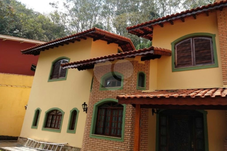 Casa à venda com 4 quartos, sendo 1 suíte, no condomínio Parque Imperial da Cantareira, Mairiporã - SP