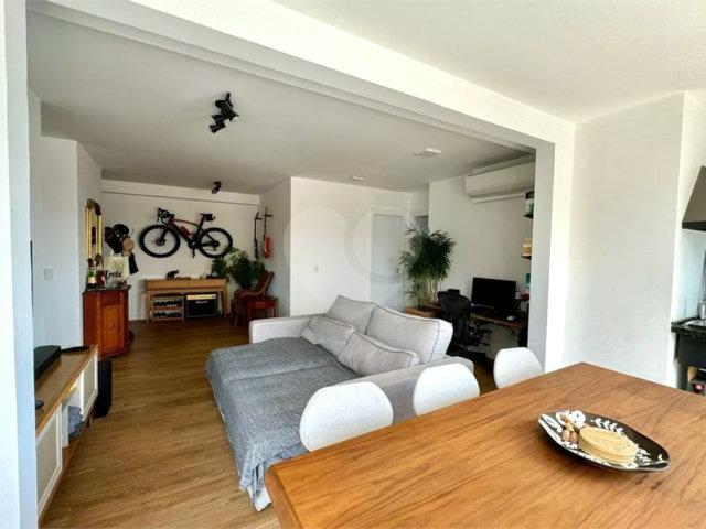 Apartamento à venda com 3 quartos, sendo 2 suítes,  em Chácara Santo Antônio, São Paulo, SP