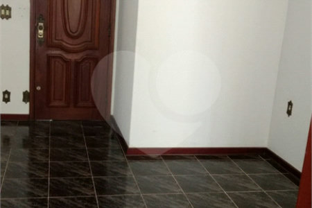 Sobrado com 4 dormitórios, sendo 1 suíte.