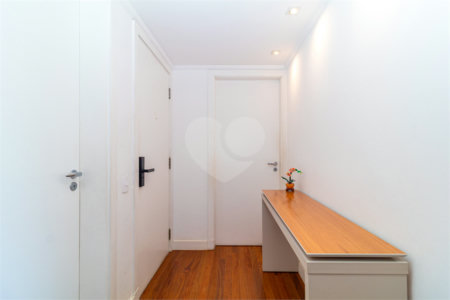Apartamento à venda com 3 quartos, sendo 1 suíte,  em Alto da Boa Vista, São Paulo, SP