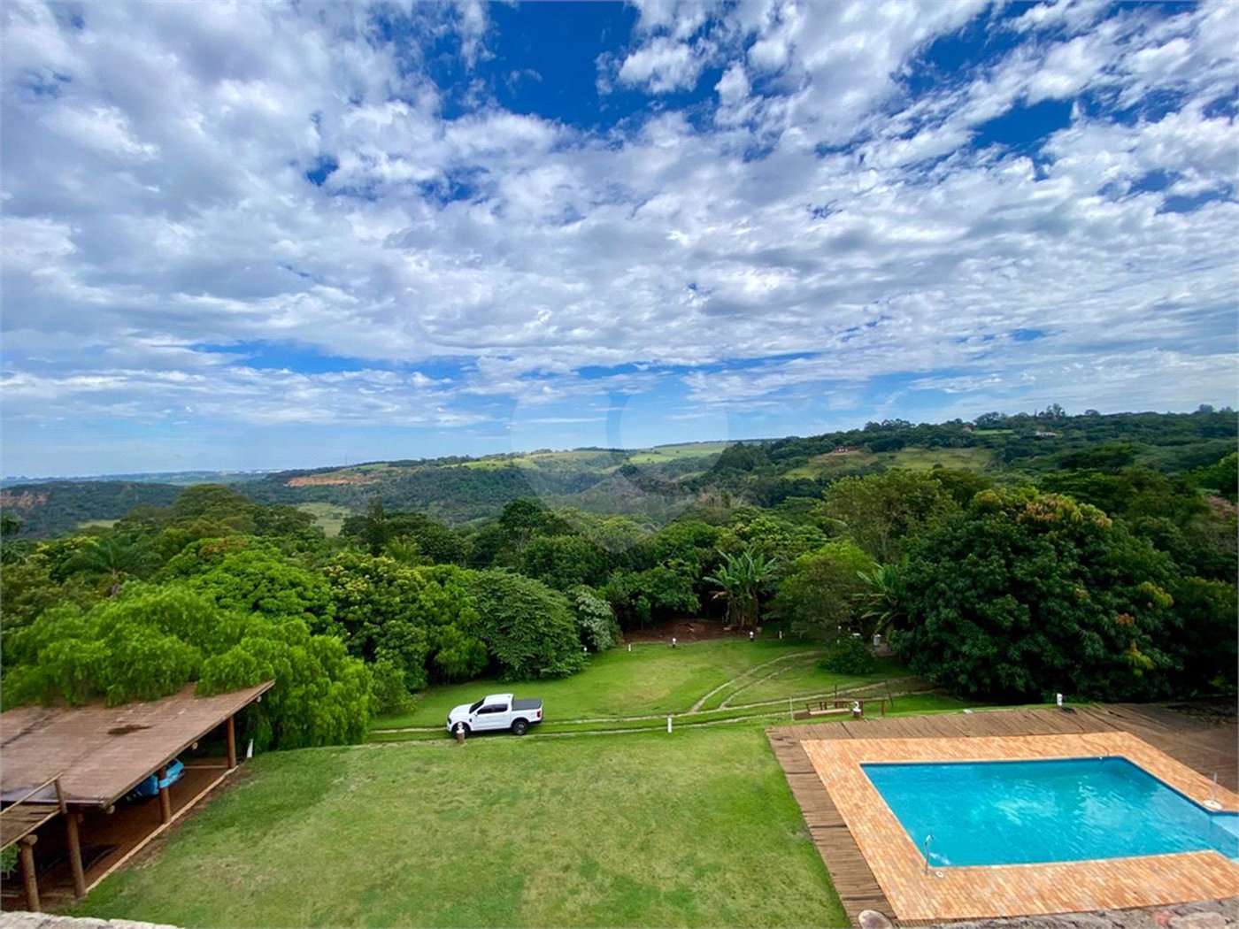 Chácara à venda no Condomínio Itaipu com chalé e vista privilegiada!