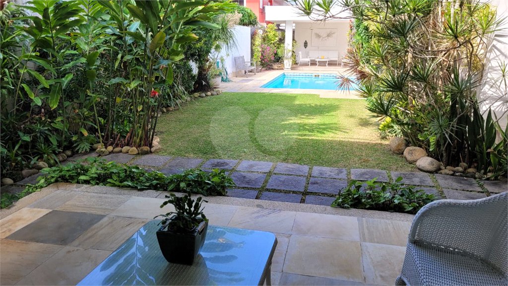 Casa à venda com 4 quartos, sendo 2 suítes, no condomínio Crystal Lake, Rio de Janeiro - RJ