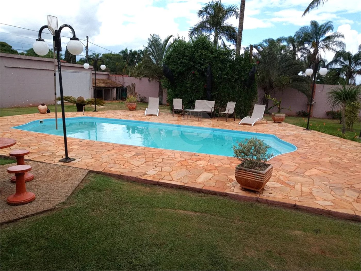 Chácara à venda. Ampla área de lazer. Aceita permuta com apartamento na praia