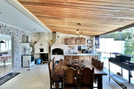 Casa à venda com 4 quartos, sendo 2 suítes,  no condomínio Granja Vianna II, Cotia - SP