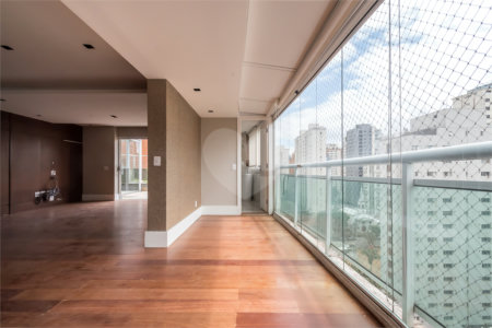 Cobertura de 240m² à venda em Moema - 04 Dorm sendo 02 suítes e 04 vagas.